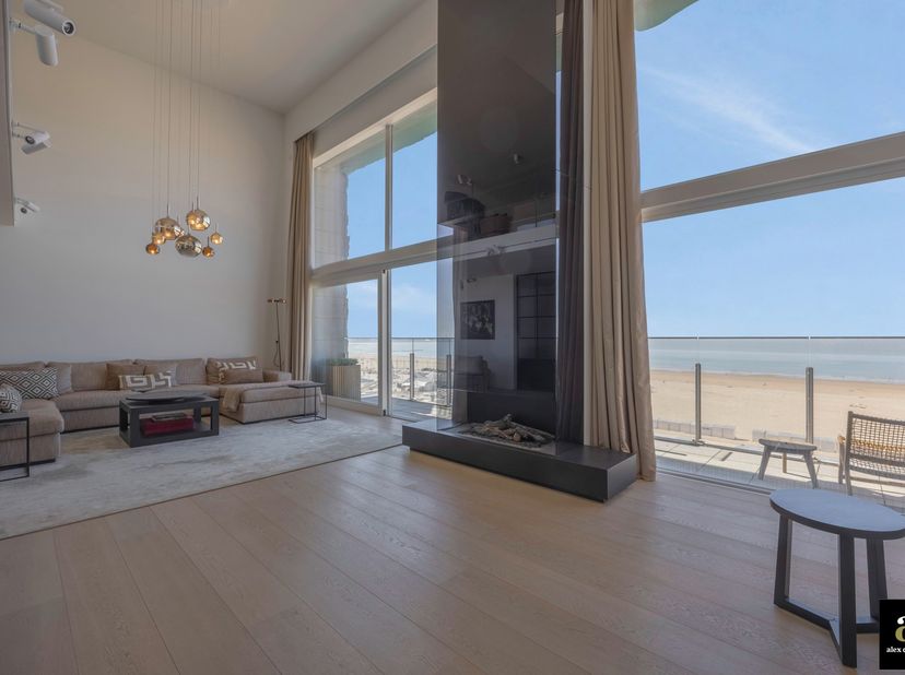 Uitzonderlijke mezzanine in Residentie Royal Navy, direct aan de RBSC Zeilclub en het Beaufortstrand, met frontaal zeezicht en een indrukwekkende geve