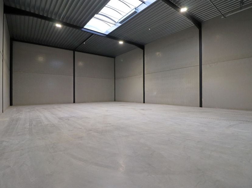 KMO-unit van 216 m² op het bedrijvenpark Thea te Tielt.<br />
<br />
De casco opslagruimte heeft een vrije hoogte van 6 meter en zijn voorzien van een