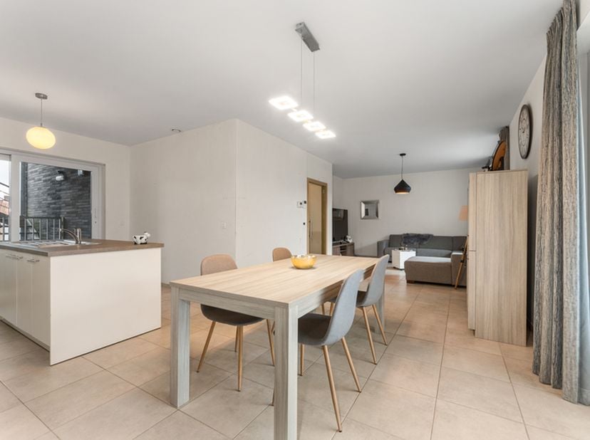 Nabij centrum Roeselare op de tweede verdieping -&amp;nbsp;&amp;nbsp;recent &amp;nbsp;2 slaapkamers en twee terrassen in de Residentie El Palmar. Totale oppervlak