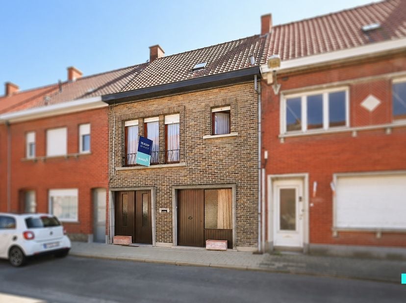 Ontdek deze rustig gelegen eengezinswoning met twee (mogelijkheid tot drie) slaapkamers beschikkende over een bewoonbare oppervlakte van 163 m² (volge