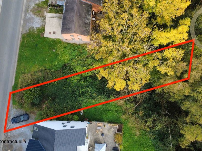 Bouwkavel van 350 m² in Jemeppe-sur-Sambre, in een rustige woonwijk. Dit perceel, aan de rand van een reeds verstedelijkt gebied, heeft een straatgeve