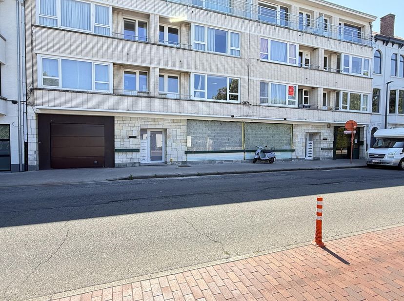 Uitzonderlijk ruim handelsgelijkvloers met een bruto-oppervlakte van 716 m², strategisch gelegen aan de stedelijke buitenrand van Oostende - de locati