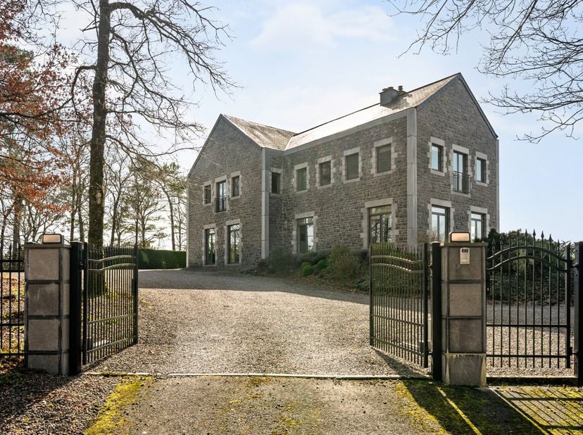 Durbuy Golf - Moderne villa met klassieke charme en wellnessruimte<br />
Gelegen in een exclusieve, groene omgeving en volledig omringd door de fairwa
