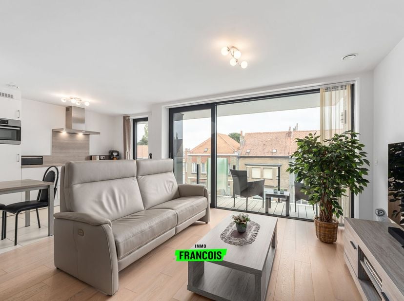 Gelegen aan de Kerkstraat 325 biedt dit recent appartement in een kleinschalige residentie (bouwjaar 2018) een uitstekende kans voor wie op zoek is na