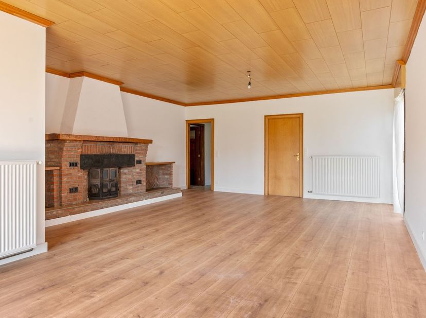Op een rustige, groene locatie in de Doornijkstraat te Waasmunster bevindt zich deze gerenoveerde open bebouwing, waar comfort, licht en een landelijk