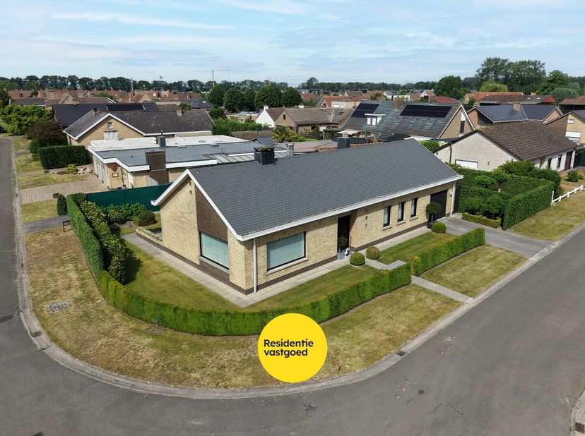 Kijkdag op zaterdag 27/06 - op afspraak!<br />
In een rustige en gezinsvriendelijke woonwijk bevindt zich deze verzorgde bungalow op een perceel van 5