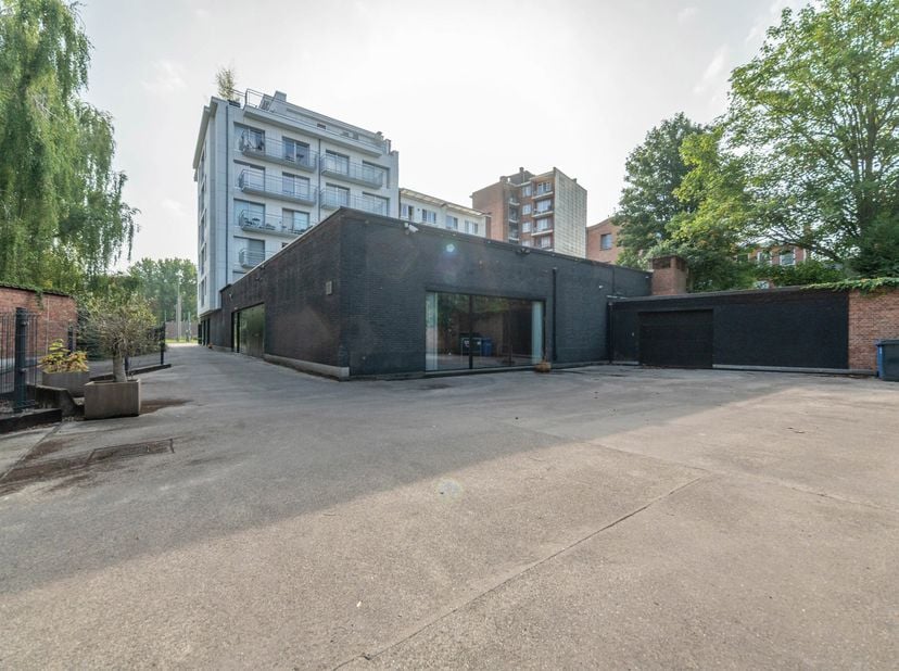 Deze goed gelegen pand op het gelijkvloers bevindt zich vlak aan de Antwerpse ring, op de verbindingsas tussen Berchem en Mortsel, en geniet bovendien
