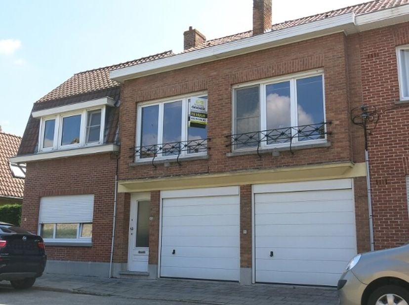 Ruime Bel-Etage woning met 2 slaapkamers, TERRAS en grote TUIN op een interessante ligging in Assebroek, vlakbij het centrum, diverse winkels en met e