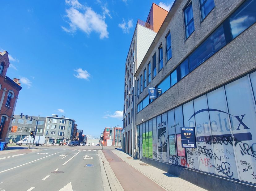Bien professionnel à louer
                    à 2060 Antwerpen
