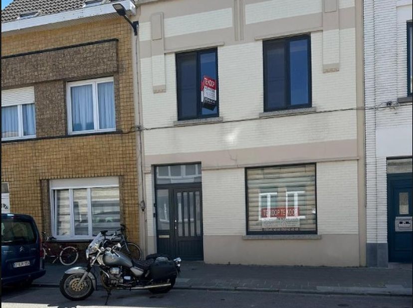 INSTAPKLARE &amp; ENERGIEZUINIGE WONING -<br />
<br />
Centraal gelegen in woongebied vlakbij zee, in de nabijheid van de jachthaven, winkels, ziekenhuis,