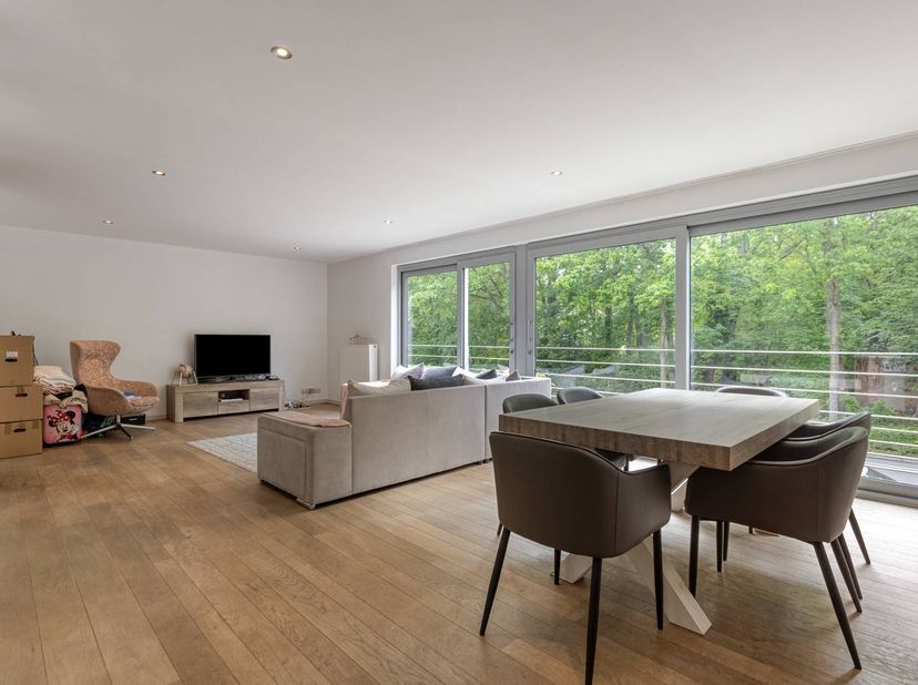 Dit mooie en instapklare appartement op de eerste verdieping links (lift aanwezig) combineert ruimte, natuurlijke lichtinval met grote raampartijen en