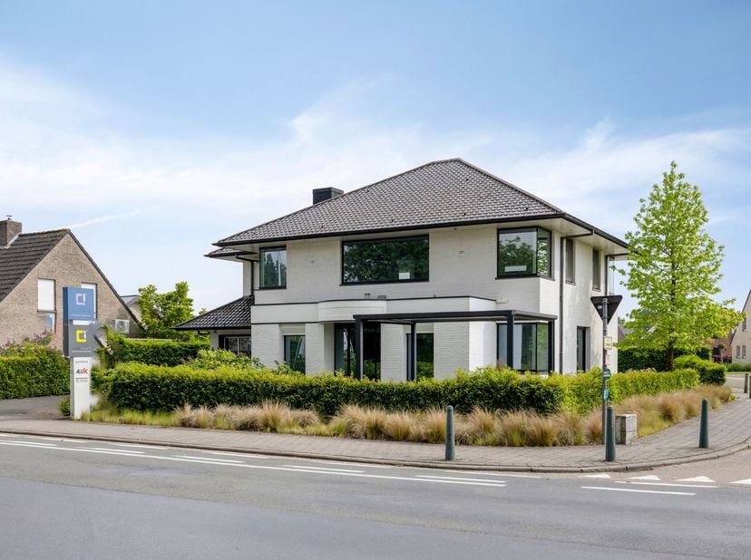 Met trots stellen wij u dit uitzonderlijk handelspand met kantoorruimte voor, gelegen op een absolute topligging in Gullegem, deelgemeente van Wevelge