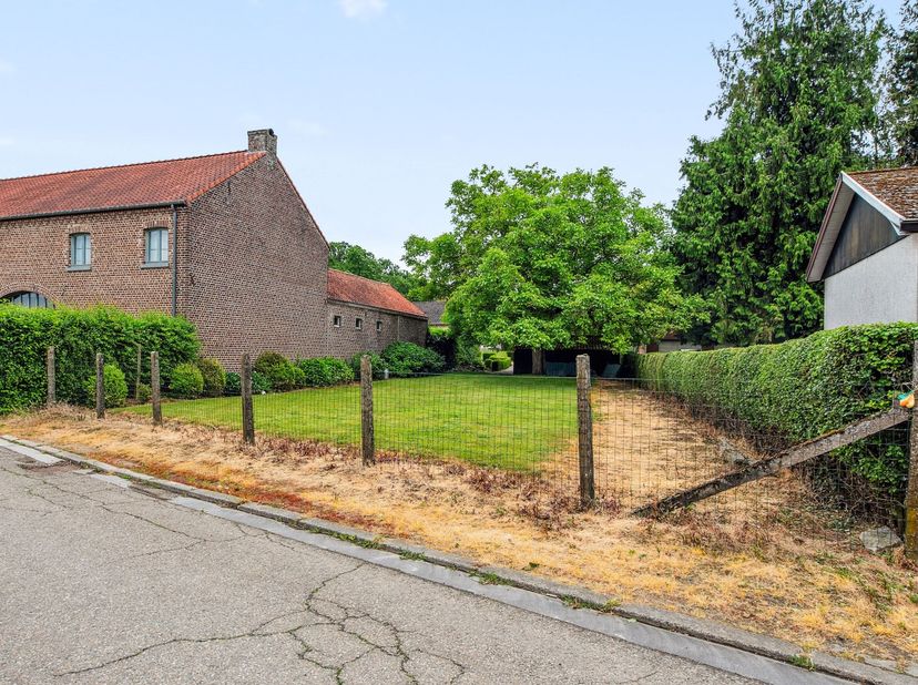Rustig gelegen grond van 5a 15ca voor halfopen bebouwing in het landelijk Meldert bij Hoegaarden nabij het centrum en Sint-Janscollege.  Perceelbreedt