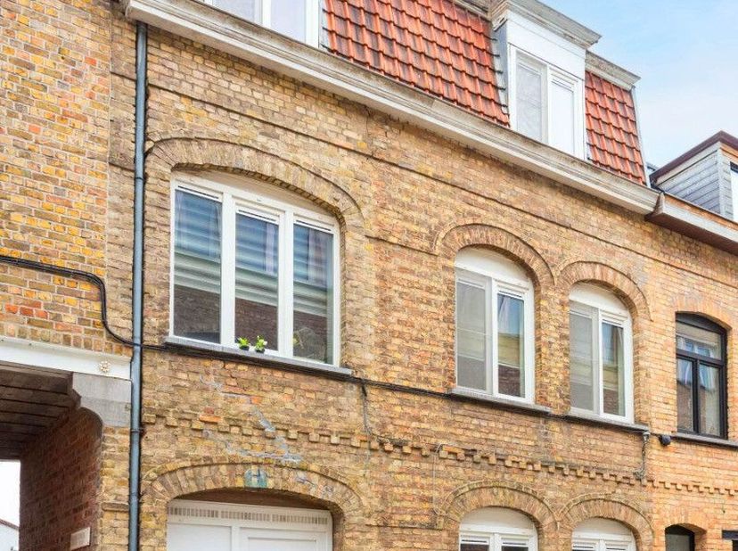 Opbrengsteigendom te koop in Ieper Over het gebouw: Dit interessante opbrengsteigendom biedt een uitstekende investeringskans in hartje Ieper. Het geb