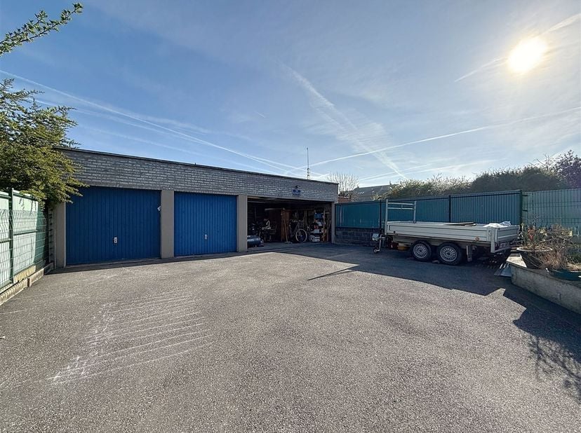 Terrain à bâtir de 300 m² avec 3 garages dont un double.<br />
Idéal pour un investissement, ce bien est situé à proximité de toutes les commodités et