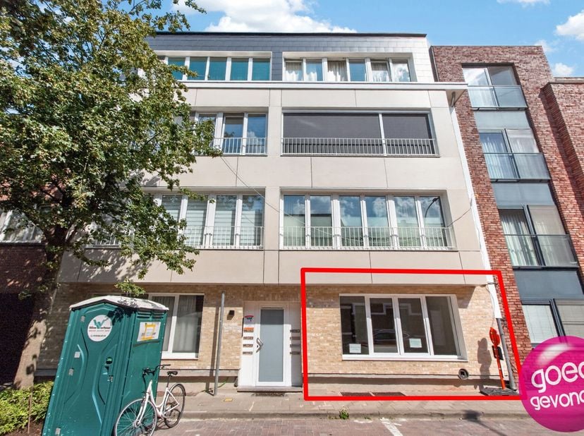 VOLLEDIG GERENOVEERD GELIJKVLOERS APPARTEMENT met 2 SLAAPKAMERS en GARAGEBOX<br />
Op een rustige locatie, op wandelafstand van het stadscentrum, bevi