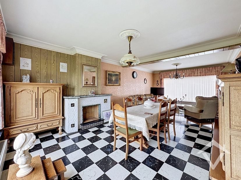 Deze woning is gelegen op een grondoppervlakte van 461 m² en bestaat uit: inkomhal - living - keuken - kelder - garage - berging - wasplaats - badkame