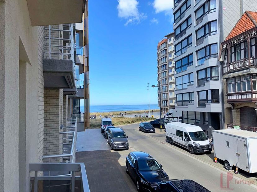 Op slechts 30 meter van de zeedijk bevindt zich dit op te frissen en ruim appartement van 79 m² (volgens EPC), ideaal gelegen in een kleinschalig gebo