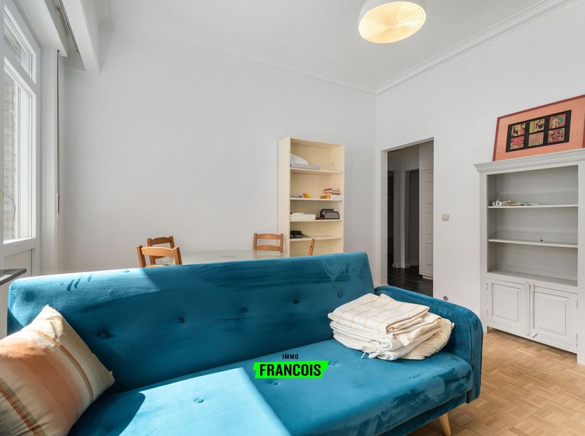 Ce magnifique appartement une chambre, situé dans le très recherché quartier du Châtelain à Ixelles, dispose dune surface habitable de 54 m² (PEB) et