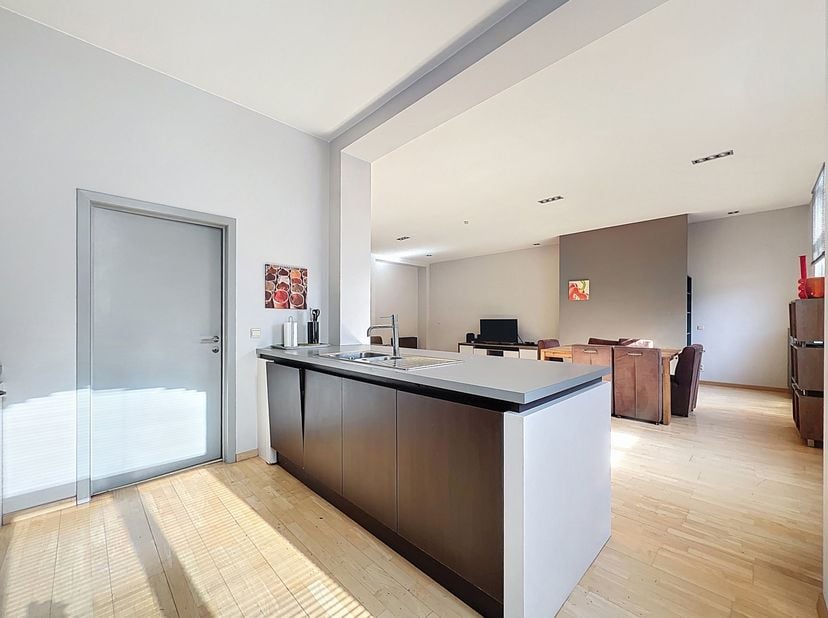 We Invest Ixelles nodigt u uit om dit prachtige appartement met 2 slaapkamers van ± 150 m² (volgens EPC) te ontdekken, dat volledig gemeubileerd en ui