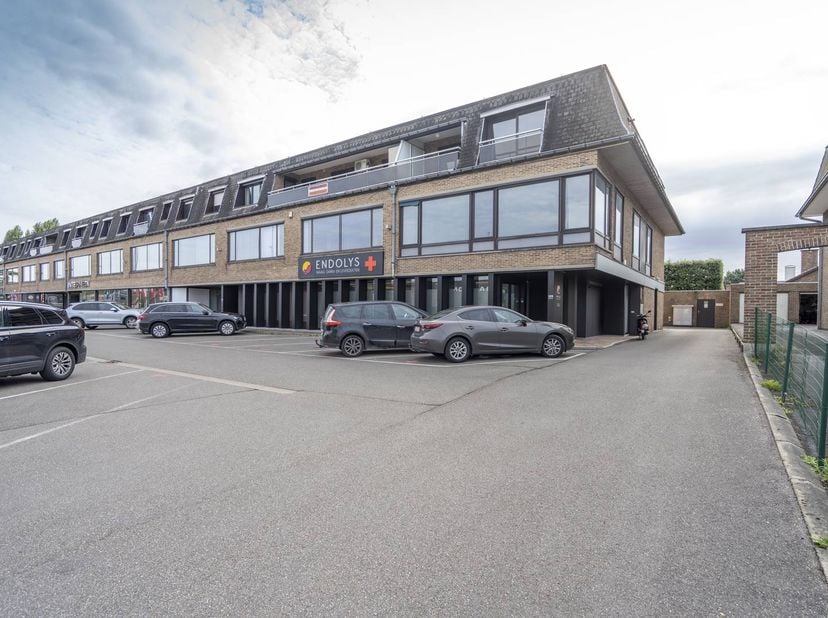 Immeuble de bureaux d'environ 1 408 m² (BVO) à vendre à Harelbeke. Les bureaux sont situés au 1er étage.<br />
<br />
Disposition :<br />
Composé de 3
