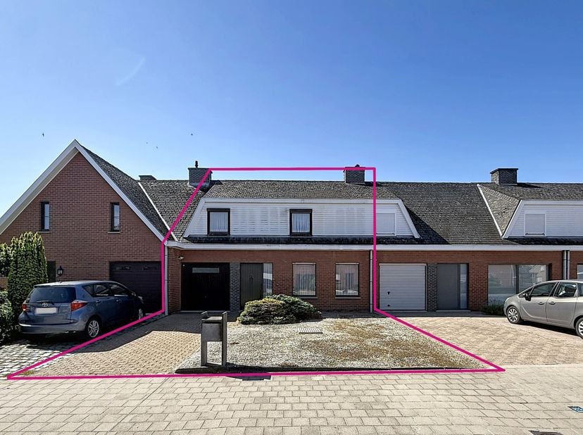 Goed verzorgde woning met tal van mogelijkheden op een toplocatie, bestaande uit een inkomhal met gastentoilet, een karaktervolle leefruimte met zit-