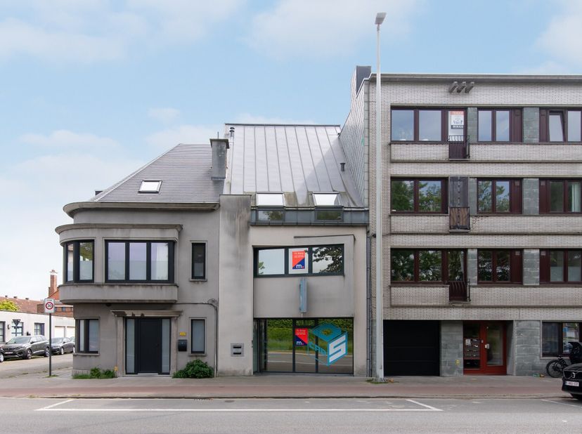 Ontdek deze verassend ruime en instapklare bel-etagewoning met een bewoonbare oppervlakte  van maar liefst 202m² en vier volwaardige slaapkamers. Dank