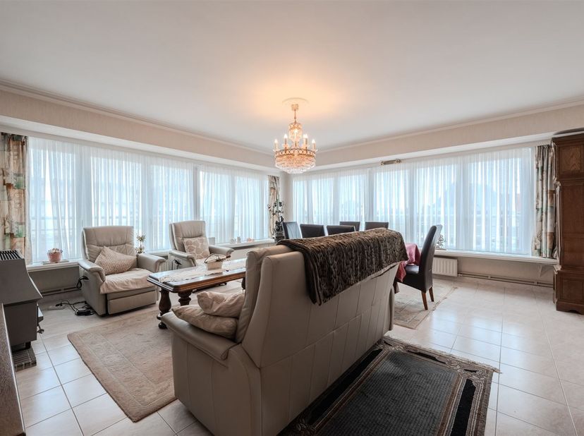 Ontdek dit stijlvolle appartement van 91 m², gelegen in de gezellige badplaats Middelkerke.<br />
<br />
Bij het binnenkomen valt meteen de royale o