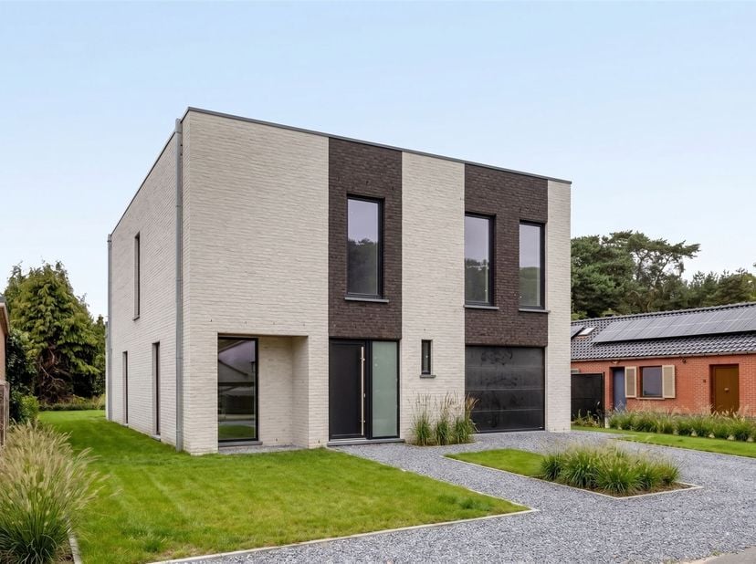 Voor meer inlichtingen of een bezoek kan u terecht via hendrik@facumvastgoed.be of op het nummer 0472/22.22.04<br />
<br />
Nieuwbouwwoning in Treme