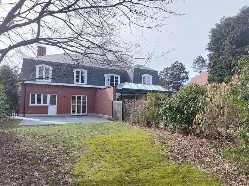 WEZEMBEEK-OPPEM, vlakbij winkels en de Deutsche School! Prachtige woning van 180 m² met 3 slaapkamers, een kantoor en 2 badkamers, een tuin en een gar