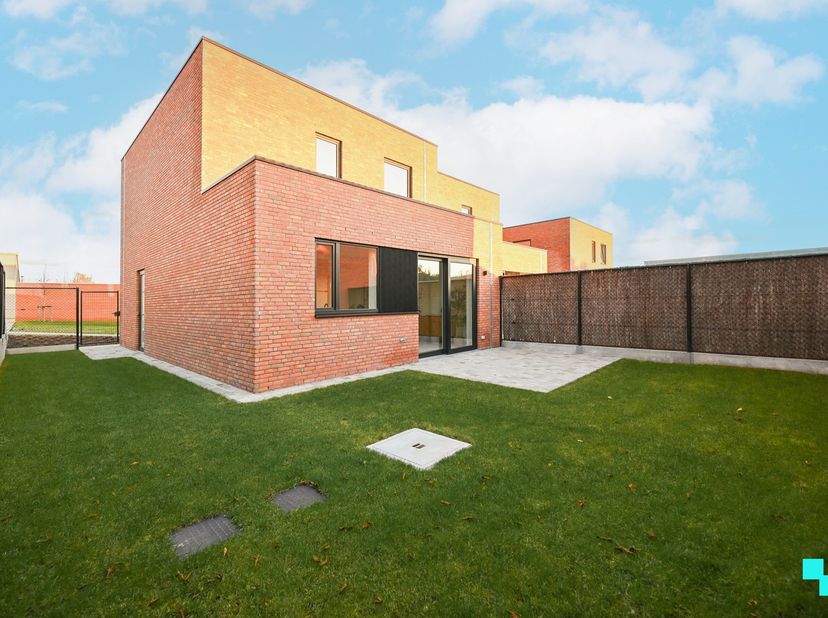 Deze parkwoningen maken deel uit van een charmant, kleinschalig woonerf langs de Menenstraat in Wevelgem. De modelwoning heeft een bewoonbare oppervla