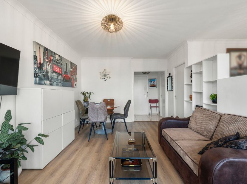 À vendre : appartement agréable dans lEuropagalerij, en plein cur dOstende, avec vue dégagée et coin nuit séparé. Cet appartement est situé dans le ce