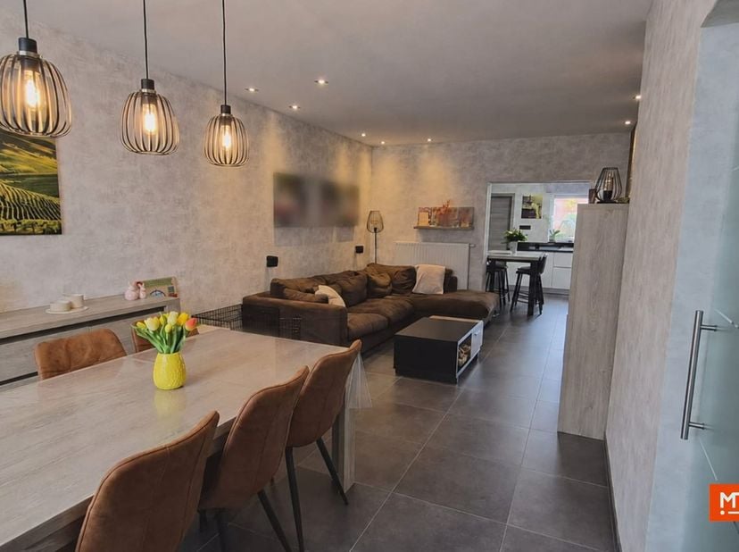 Op zoek naar een ruime woning op een toplocatie? Deze gezellige gezinswoning ligt in het hart van Zonnebeke, op wandelafstand van winkels, scholen en