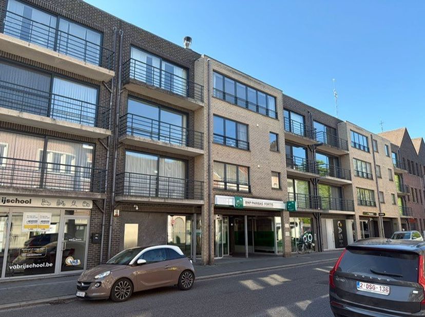 Op zoek naar een centraal gelegen en zeer ruim appartement? Dit eigendom bevindt zich in het hart van Kontich, achter het gemeentehuis, op wandelafsta