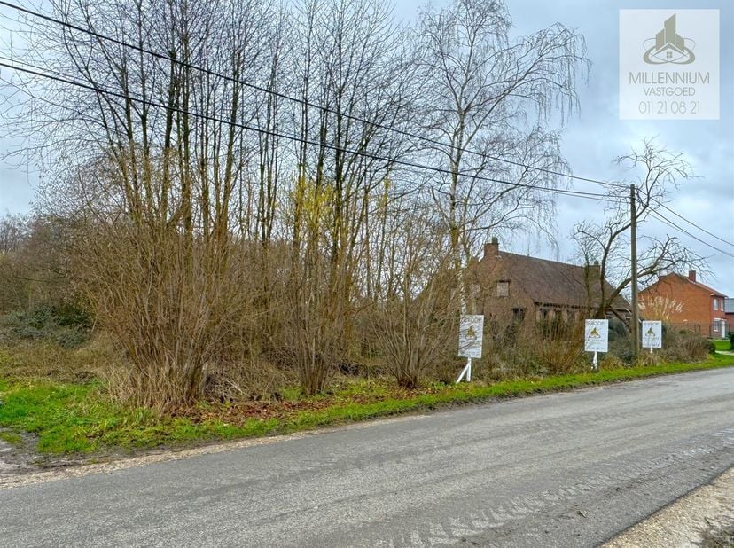 Deze bouwgrond ligt niet achter een verlichtingspaal.<br />
<br />
UNIEKE, rustig gelegen, enorm mooie open bouwgrond, gelegen op de Bouquetstraat 1