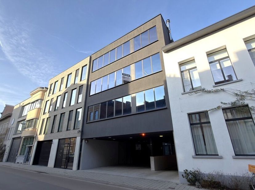 Découvrez cet espace de bureau prêt à l'emploi de 120m² au premier étage<br />
Emplacement: au Groen Kwartier à Berchem, à distance de marche de la ga