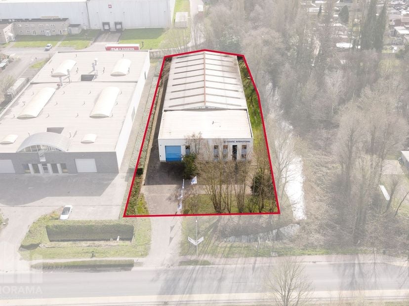 Veelzijdig bedrijfsgebouw te koop in de industriezone van Niel (op grens met Boom), gelegen langsheen de Tunnelweg, op een totale&amp;nbsp;grondoppervlakt