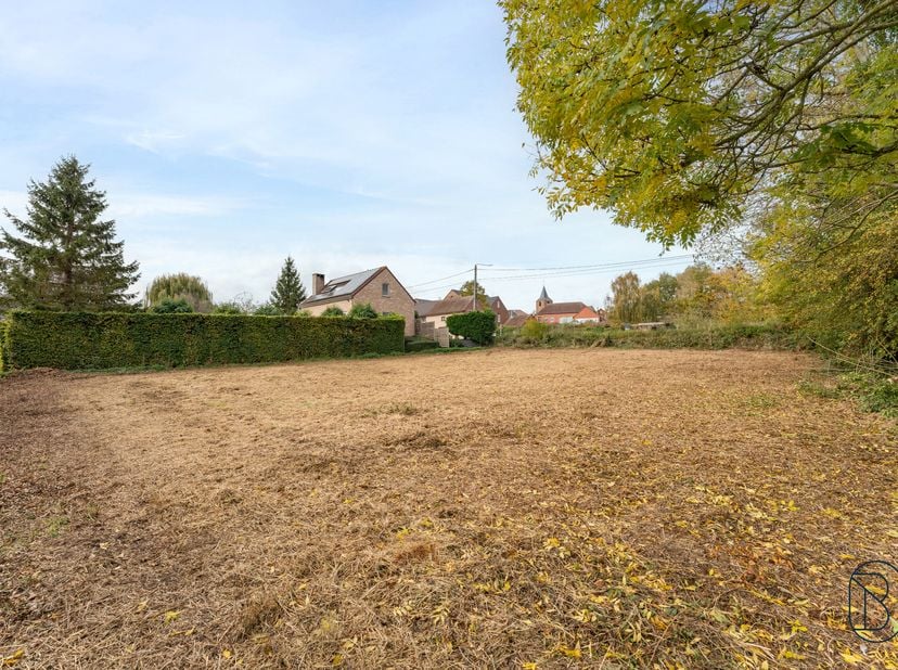 Deze ruime bouwgrond van 1.002 m² geniet van een uitstekende en vlot bereikbare ligging, op amper 10 minuten van Ronse en 20 minuten van Doornik. Een