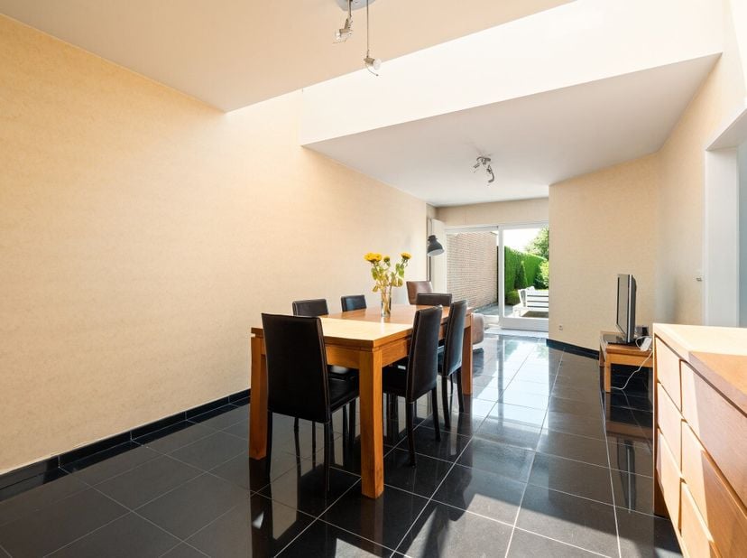 Charmante halfopen bebouwing met landelijke vergezichten Deze verzorgde halfopen bebouwing in Waarschoot combineert ruimte, comfort en energiezuinig w