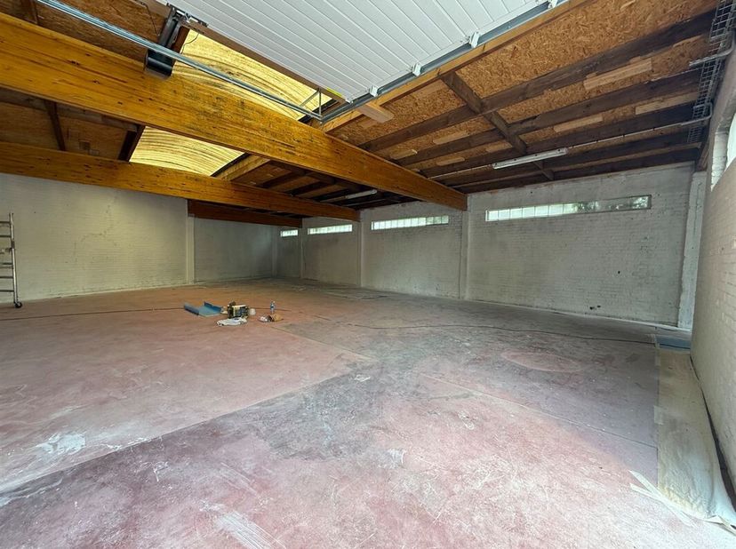 Te huur: Magazijn van +/-168 m² gelegen in het centrum van Leuze-en-Hainaut, in een doodlopende straat.<br />
Afmetingen van de poort: 2,98 m breed; 2
