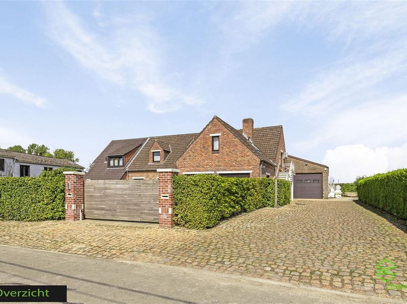 + Als u op onze eigen website (www.empresaconsult.be) naar deze woning doorklikt, vindt u de volledige info! +<br />
Op een steenworp van het centrum