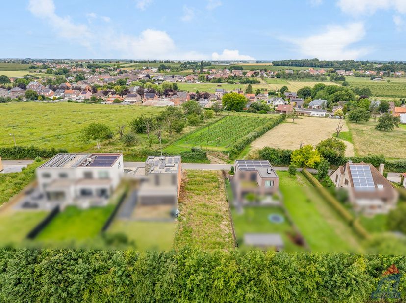 Deze bouwgrond is gelegen in de Langstraat te Velm, op een uiterst rustige locatie nabij het dorpscentrum. Dankzij de nabijheid van de N80 geniet u va