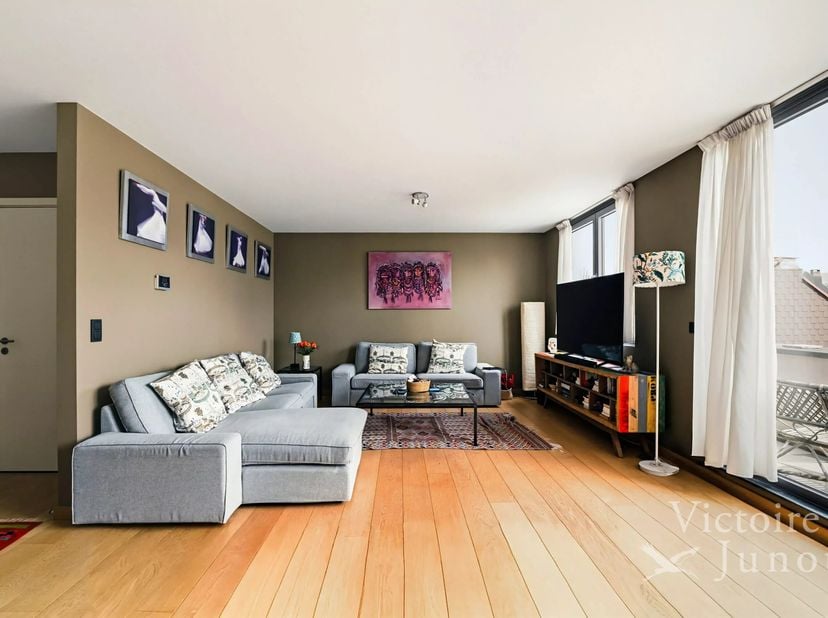 Victoire Junot biedt u, op een steenworp van het Stéphanieplein, in een rustige straat, dit prachtige omgekeerde duplex-penthouse aan met een oppervla