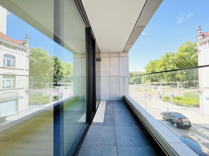 WOLUWE-SAINT-PIERRE, ideaal gelegen aan de mooiste laan van Brussel, tegenover het Woluwepark, prachtig luxe appartement met 2 slaapkamers en 2 badkam