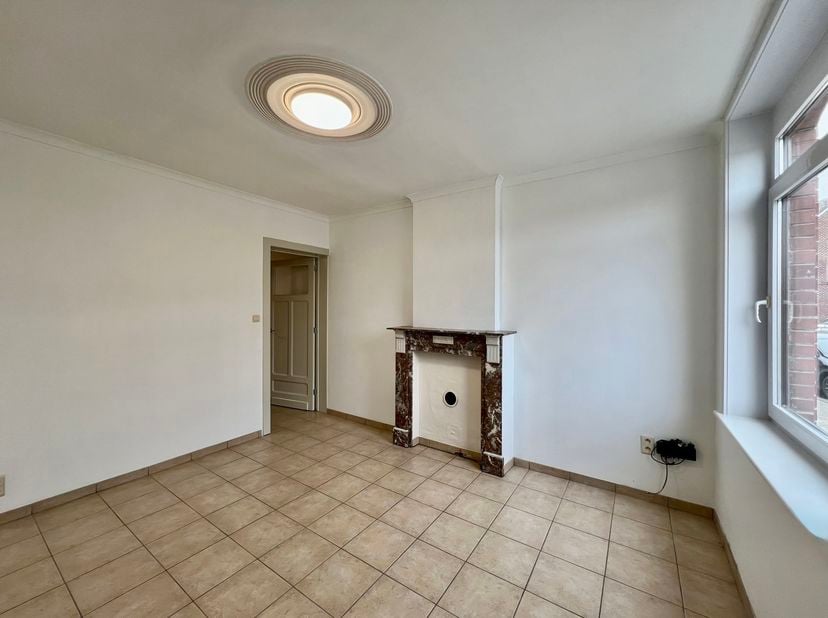 Deze opgeknapte woning is gelegen te Aaigem op wandelafstand van station te Burst. Bij het binnenkomen tref je een afzonderlijke zithoek en eetkamer m