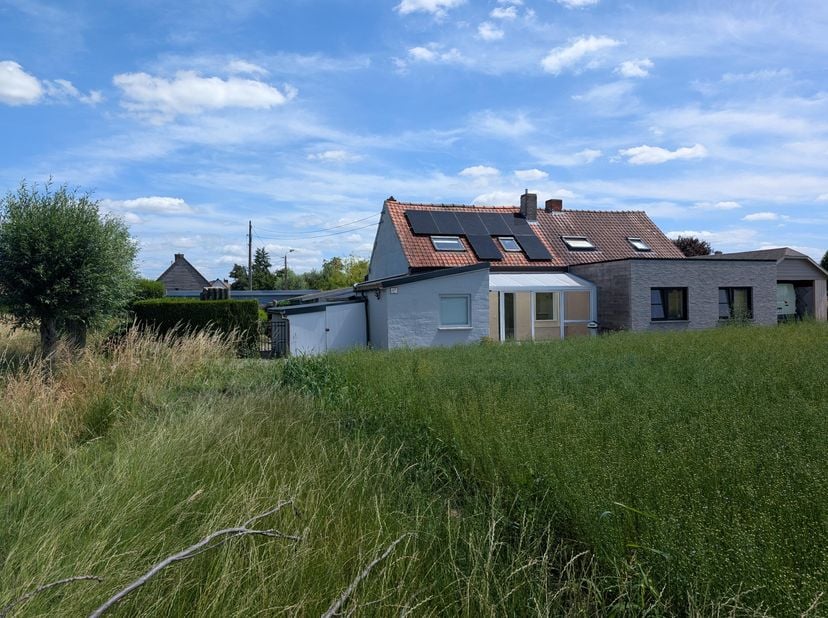 Zeer landelijk gelegen comfortabele halfopen instapklare woning<br />
<br />
bestaande uit; inkomhal, zuidgerichte veranda, badkamer met ligbad, lavab