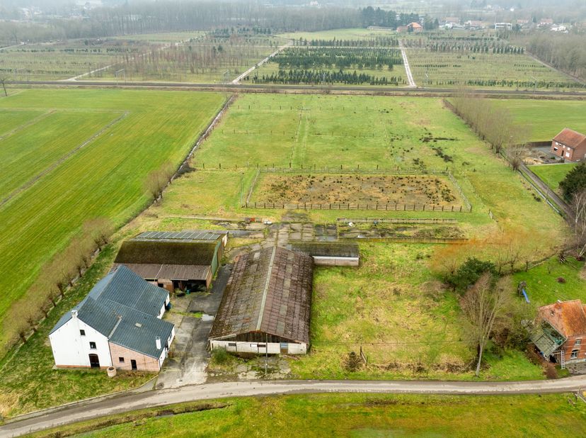 Deze eigendom ligt in een doodlopende straat omgeven door velden, rust en privacy.<br />
De hoeve is voorbestemd voor landbouw of para-agrarische acti