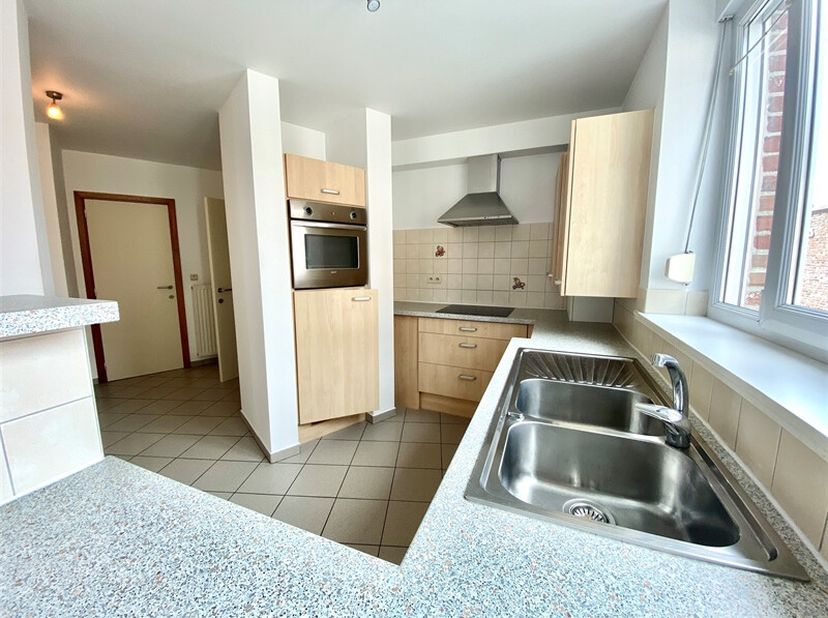 Dans l'hyper centre  du secteur très recherché de Dottignies, au sein d'une très belle construction, appartement en rez-de-chaussée avec place privati