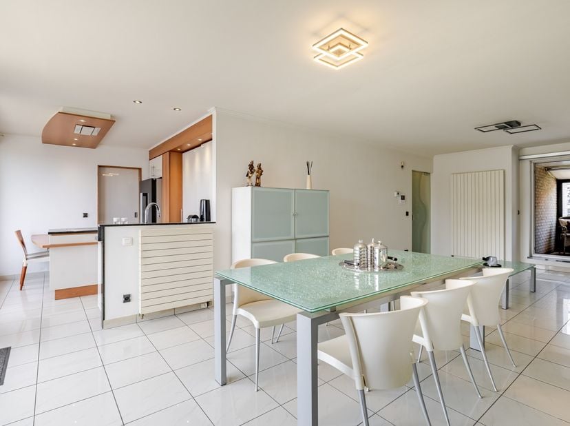 Bent u op zoek naar een ruim en stijlvol appartement op een absolute topligging? Dan zal dit exclusieve duplex appartement van maar liefst 160 m² u on
