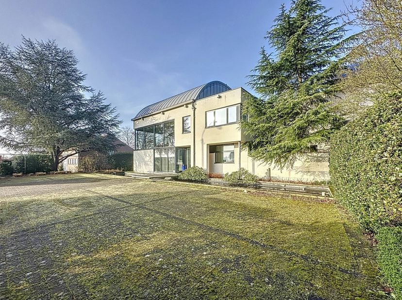 Dit klinkt als een unieke kans voor iemand die wonen en werken wil combineren! De moderne woning met een dubbele bestemming biedt niet alleen veel rui